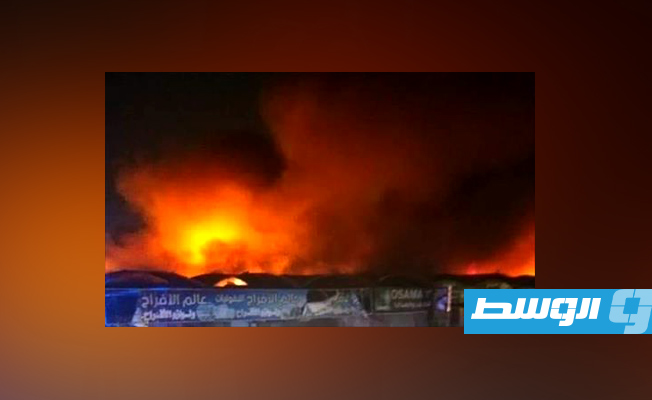 حريق بسوق المصرية في بنغازي وقوات الدفاع المدني تحاول السيطرة على النيران