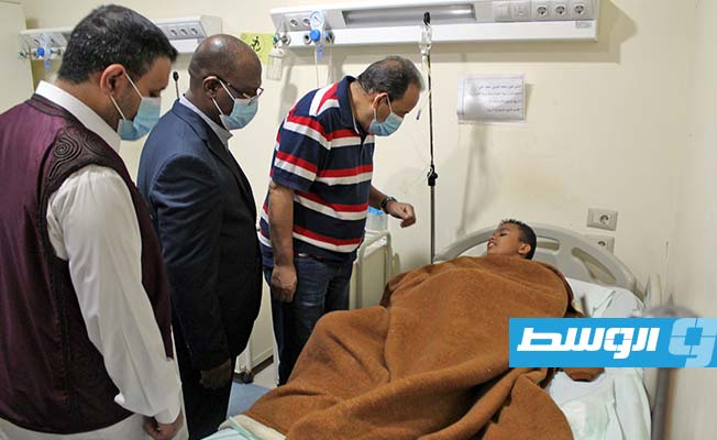 وفد السفارة الليبية في القاهرة خلال تفقده مصابي حادث بنت بية بمستشفى الحلمية، 5 أغسطس 2022، (صفحة السفارة على فيسبوك)