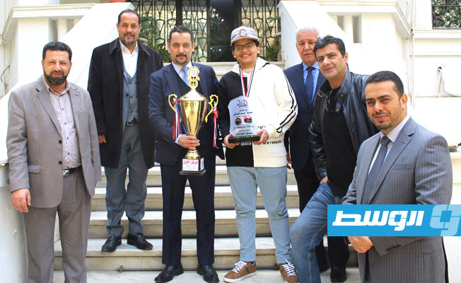 كأس التكريم ليوسف الحصادي. (الصفحة الرسمية للسفارة الليبية في القاهرة عبر فيسبوك).