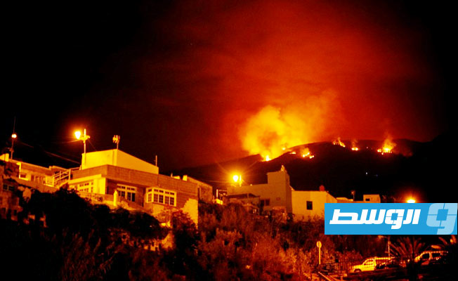 إسبانيا: فرق الإطفاء تواصل مكافحة الحريق «الأكثر تعقيدًا» في تينيريفي (شاهد)