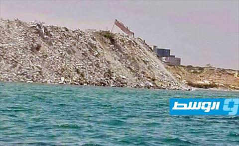 بلدية تاجوراء تخلي مسؤوليتها عن «جبل القمامة» على الشاطئ