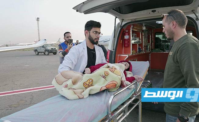 «الحكم المحلي» تتكفل بنقل أطفال مصابين بضمور العضلات من طبرق إلى طرابلس