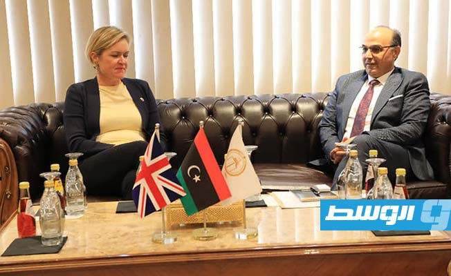 السفيرة البريطانية تناقش في بنغازي انعكاسات الوضع السياسي على البلديات