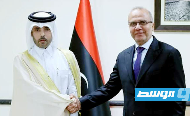 اللافي والسفير القطري لدى ليبيا، خالد محمد بن زابن الدوسري، خلال لقاء في العاصمة طرابلس، 26 يونيو 2022. (المجلس الرئاسي)
