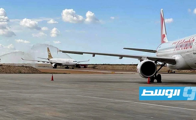 طائرة الخطوط الليبية تهبط بمطار برج العرب قادمة من معيتيقة