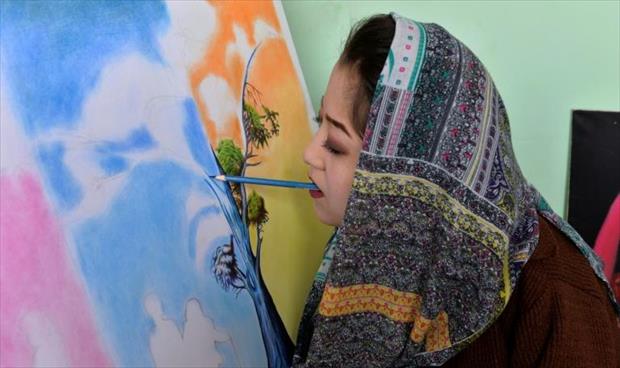 رسامة أفغانية معوقة تفتتح مركزا لتعليم الفنون