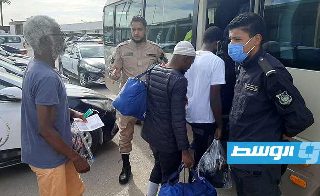 مهاجرون من الجنسية الغانية جرى ترحيلهم عبر مطار معيتيقة الدولي (جهاز مكافحة الهجرة غير الشرعية - فرع طرابلس)