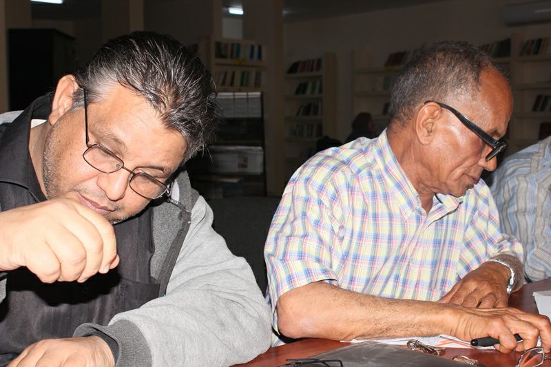 مجموعة من الكتاب والمثقفون والفنانون يناقشون ببنغازي عملية سير الملتقى الوطني.(الوسط)