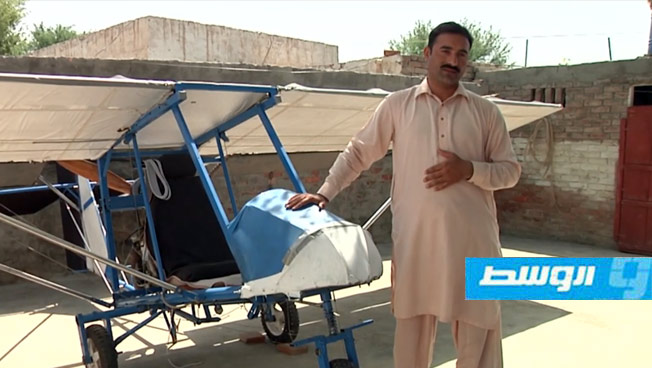 بائع فشار باكستاني يحقق حلمه ويصنع طائرة