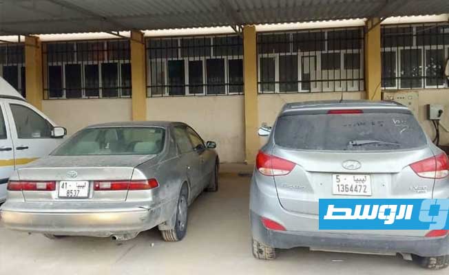 سيارتان مسروقتان عثر عليهما رجال الشرطة في العجيلات. (وزارة الداخلية بحكومة الدبيبة)