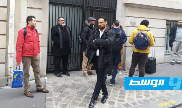 طلبة ليبيين أمام السفارة الليبية في باريس. 12 فبراير 2019(الوسط)