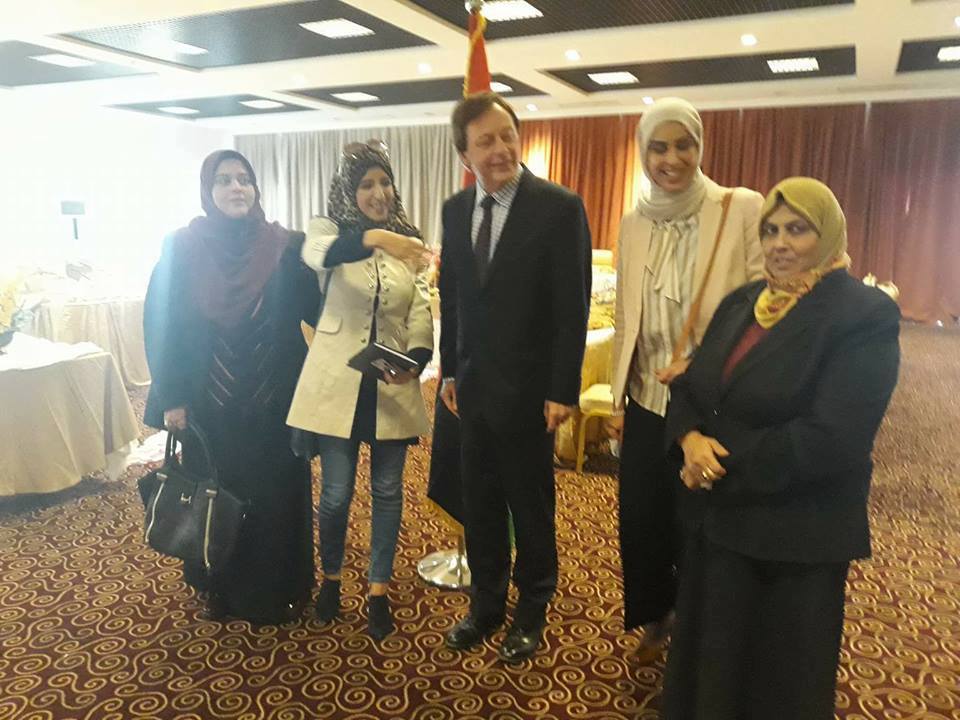 السفير البريطاني يبحث مع بلدية طبرق تعزيز التعاون في جميع المجالات
