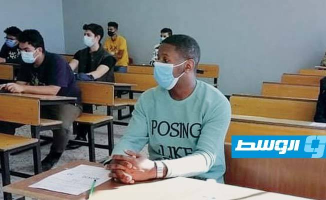 طلاب الثانوية ببلدية أبو سليم أثناء أداء الامتحانات, 3 نوفمبر 2020. (تعليم الوفاق)