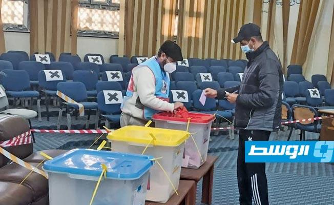 ناخب يدلي بصوته في الانتخابات المحلية ببلدية طرابلس المركز، (اللجنة المركزية لانتخابات المجالس المحلية)