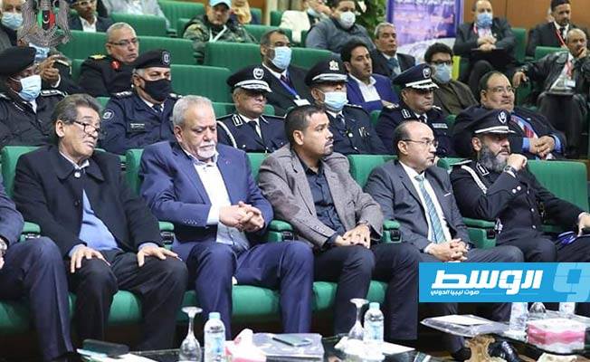 عدد من وزراء ومسؤولي الحكومة الموقتة أثناء حضور افتتاح مؤتمر الهجرة بمدينة بنغازي. الأحد 20 ديسمبر 2020. (وزارة الداخلية)