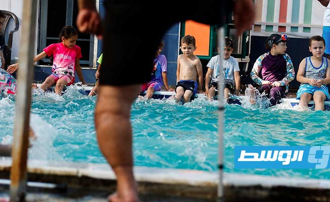 مجدي التتر أثناء تعليم الأطفال والشباب السباحة. (إنترنت)
