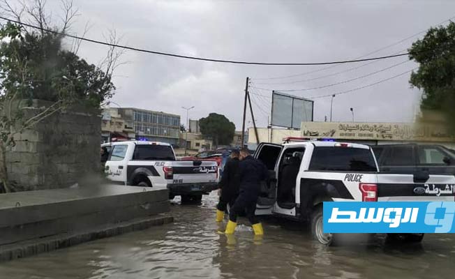 جانب من عمليات تصريف مياه الأمطار في تاجوراء. (وزارة الداخلية بحكومة الدبيبة)