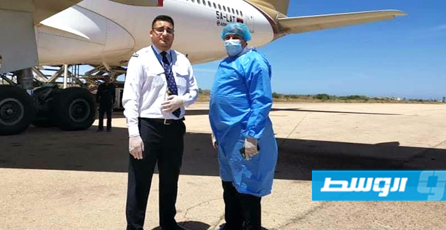 جانب من تجهيز طاقم طائرة الخطوط الجوية الليبية التي تنطلق إلى مطار إسطنبول لإعادة العالقين، 5 مايو 2020. (مطار معيتقية الدولي)