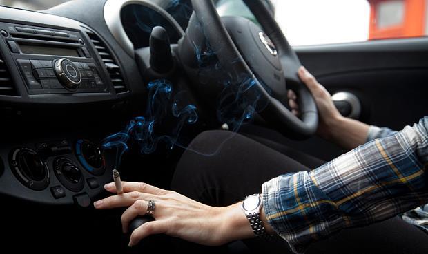 أغرب الطرق لإزالة رائحة الدخان من سيارتك