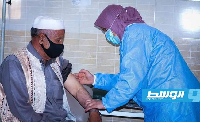 تطعيم 322 مواطنا ضد فيروس كورونا بمركز الجملة الصحي في بني وليد