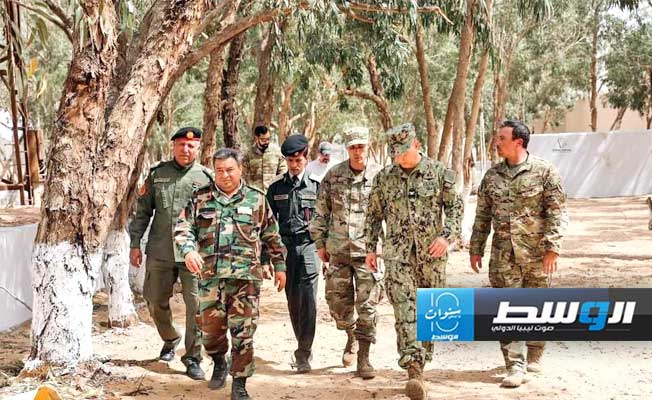 الملحق العسكري الأميركي يزور وحدات عسكرية ليبية في مصراتة والخمس