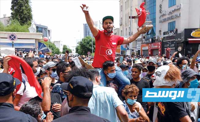 تونس: تصاعد الاحتجاجات المطالبة باستقالة الحكومة وحل البرلمان.. إضرام النيران بمقر حركة النهضة (فيديو)