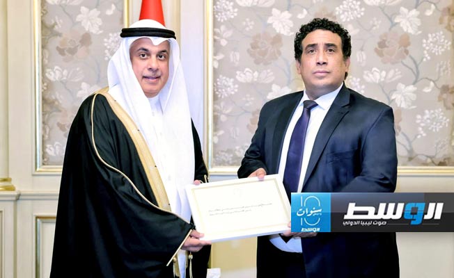 المنفي يتسلم دعوة حضور القمة العربية من السفير البحريني عبدالعزيز محمد عبدالله العيد، 5 مايو 2024. (المجلس الرئاسي)