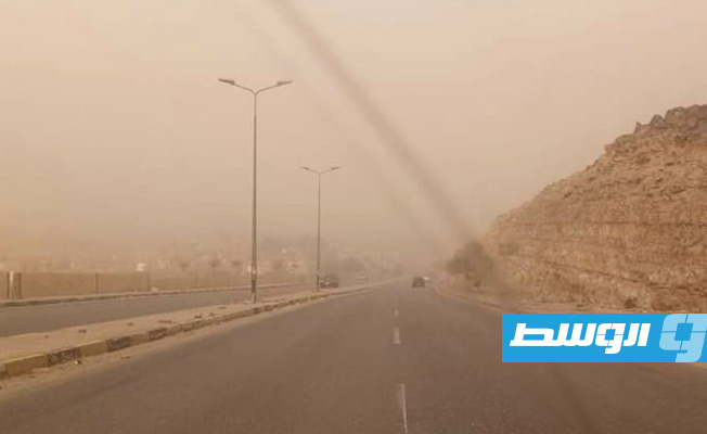 موجة غبار كثيف تحجب الرؤية على طريق بني وليد - طرابلس