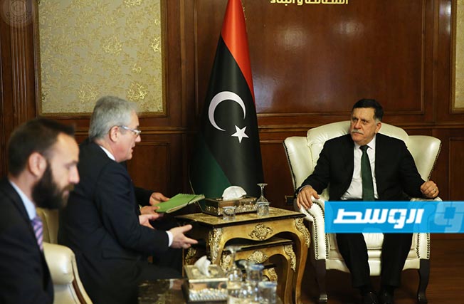 رئيس المجلس الرئاسي السراج خلال استقباله سفير النمسا لدى ليبيا. (صورة من حكومة الوفاق).