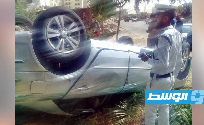 سيارة مقلوبة جراء حادث مروري بطريق المطار، 19 يونيو 2021. (مديرية أمن طرابلس)