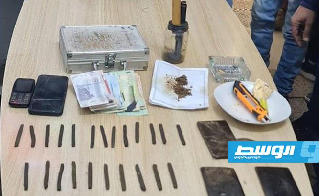 ضبط تاجر مخدرات بحوزته 24 قطعة «حشيش» في بنغازي
