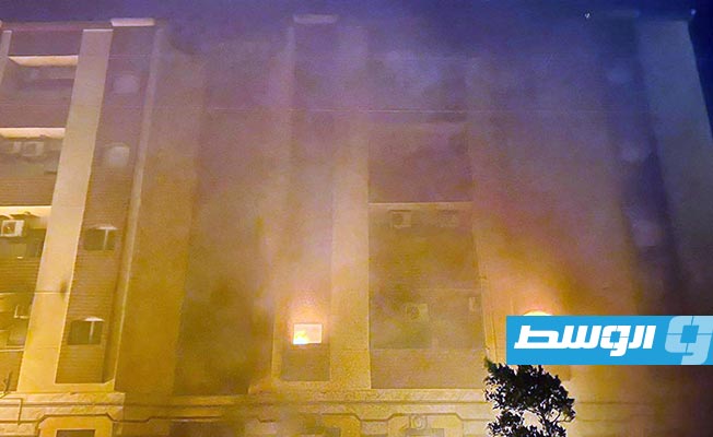 الدخان والنار متصاعد من مجلس النواب شرق طبرق بعد اقتحام المبنى من قبل المتظاهرين، الجمعة 1 يوليو 2022. (بوابة الوسط)