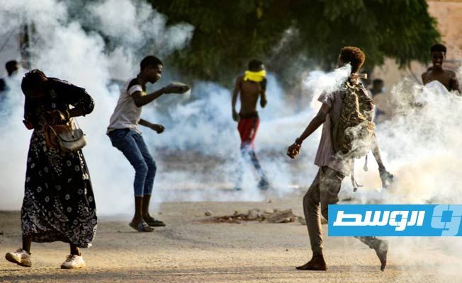 «فرانس برس»: إطلاق الغاز المسيل لتفريق متظاهرين قرب القصر الرئاسي بالخرطوم