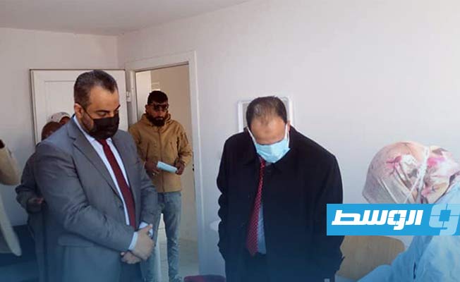 وزير الصحة علي الزناتي خلال تفقده عيادة طبية خاصة بالنازحين في بنغازي. (الوزارة)