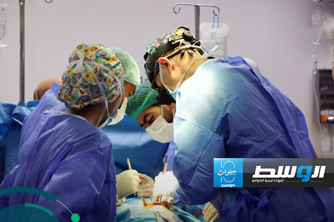 فريق أميركي يجري جراحات للأطفال في مركز زليتن الطبي