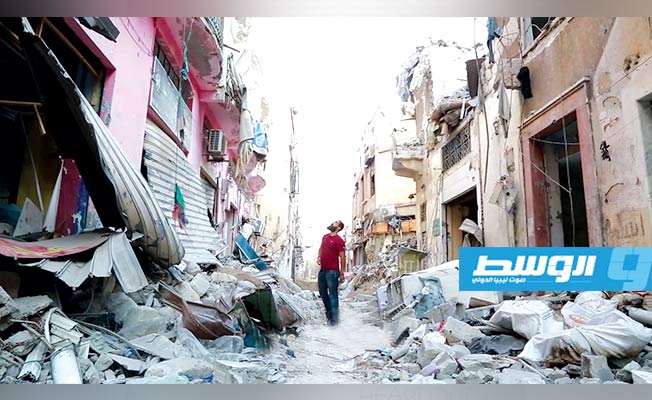 أحمد مخلوف، مدرب أكاديمية الرغبي، يعاين الدمار الذي لحق منزله جراء الحرب في بنغازي. (صفحة فيلم «قصة رغبي»)
