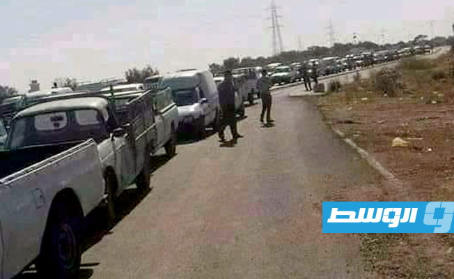 سيارات عالقة على الحدود بين ليبيا وتونس. (الإنترنت)