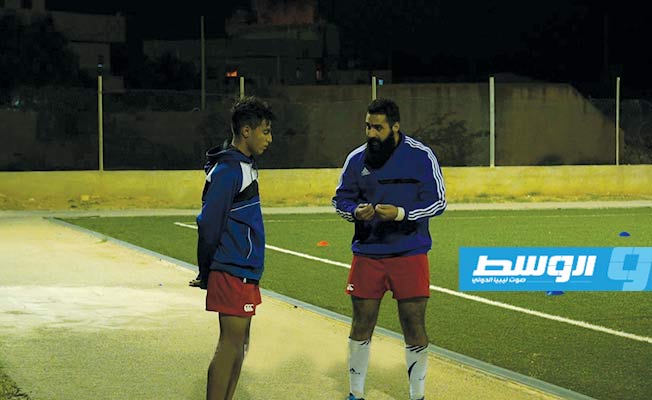 أحمد مخلوف، قائد الفريق ومدرب أكاديمية الرغبي، يوجه أحد اللاعبين. (صفحة فيلم «قصة رغبي»)