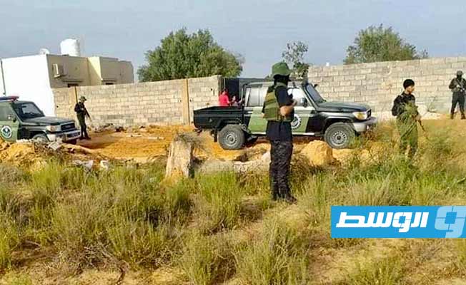 فريق مكتب المتفجرات التابع للمباحث الجنائية خلال تمشيط ومسح مزرعة قرب منقة الأحياء البرية جنوب طرابلس. (وزارة الداخلية)