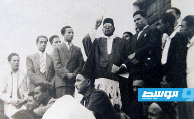يوسف الدلنسي الثالث من اليسار وعمر باشا الكيخيا خطيبا