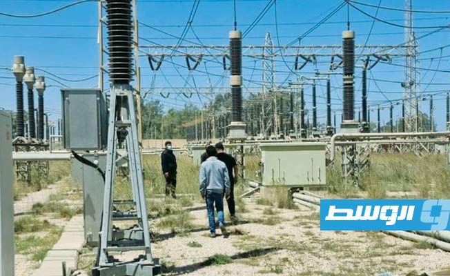 حملة لإزالة الأعشاب الجافة بمحطة كهرباء شرق طرابلس (صور)