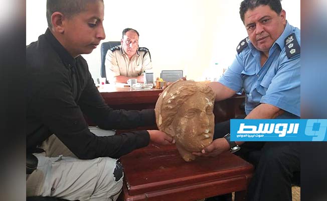مواطن يسلم رأس تمثال يعود للعصر الإغريقي إلى شرطة السياحة بشحات