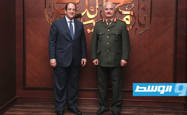 المشير خليفة حفتر، مع رئيس المخابرات العامة بمصر اللواء عباس كامل، 19 ديسمبر 2020. (القيادة العامة)