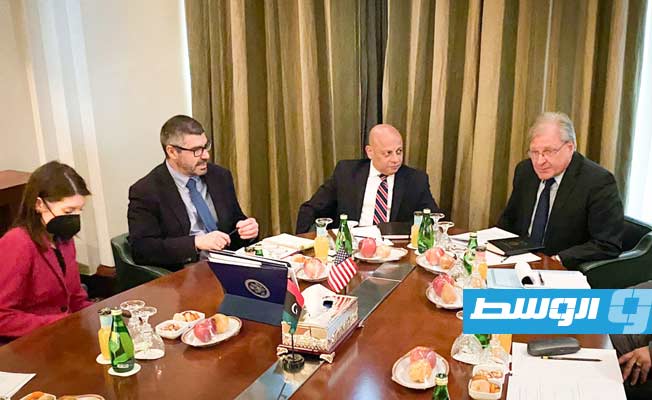 اجتماع نورلاند مع الرؤساء المشاركين لمجموعة العمل الاقتصادية في طرابلس، الخميس 17 مارس 2022. (السفارة الأميركية)