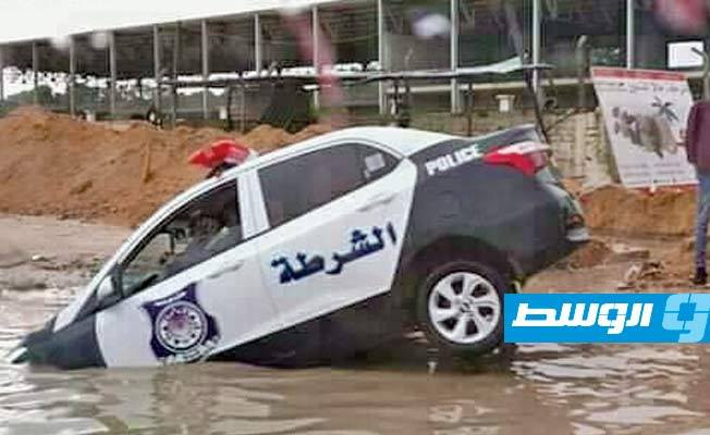 غرق سيارة شرطة بمنطقة البيفي بطرابلس جراء الأمطار الغزيرة، 15 سبتمبر 2020. (الإنترنت)
