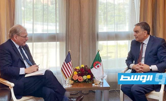 لقاء نورلاند مع أحد المسؤولين في الجزائر لمناقشة الملف الليبي. الأحد 12 مارس 2023. (السفارة الأميركية في ليبيا)
