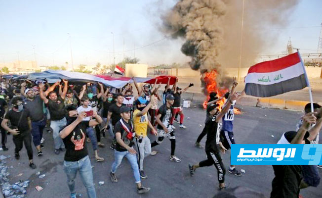 قتيلان في احتجاجات العراق وجريح بصواريخ على السفارة الأميركية ببغداد