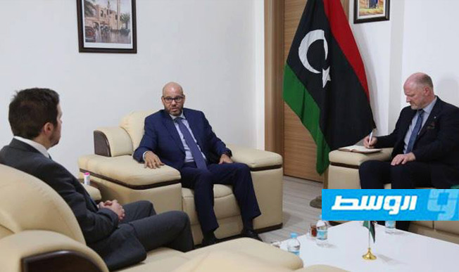 دبلوماسي بريطاني: الخيار السلمي هو الطريق المناسب لحل الأزمة الليبية