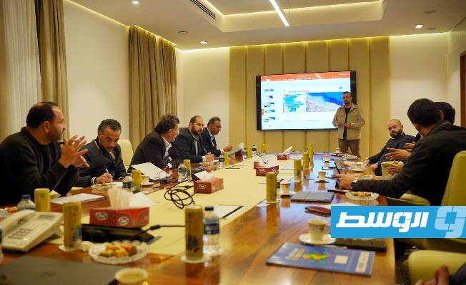 من اجتماع مسؤولين بحكومة أسامة حماد مع وفد شركات إماراتي لتنفيذ مشروعات إعمار درنة. (حكومة أسامة حماد)