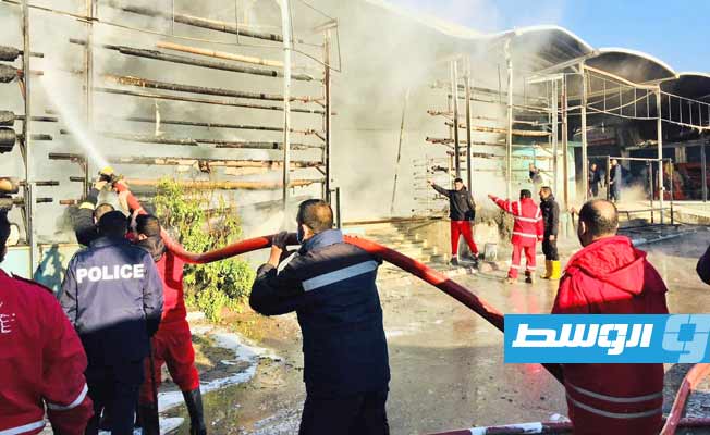 من جهود إخماد الحريق بمحلات السجاد بسوق أبوسليم بالعاصمة طرابلس، 17 فبراير 2023. (هيئة السلامة الوطنية طرابلس)